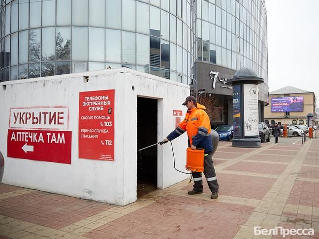 Коммунальщики приводят в порядок укрытия в Белгороде