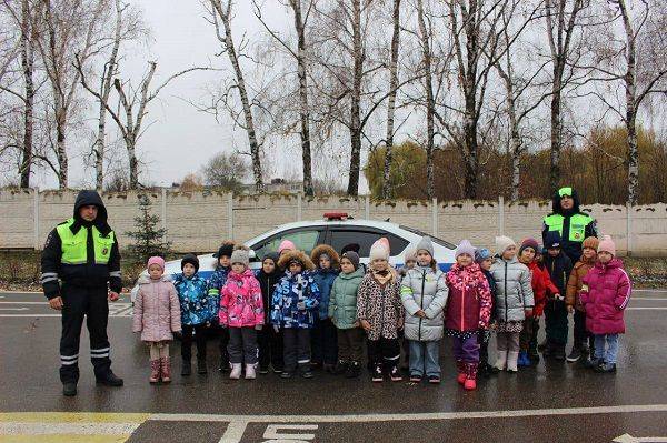 Белгородские автоинспекторы на открытой площадке организовали для дошкольников «Курс безопасных зимних развлечений»