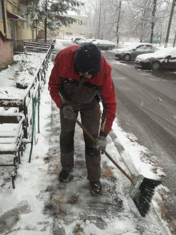 Сегодня Яковлевский муниципальный округ оказался под снежным покровом, но не стоит волноваться! Наши трудолюбивые дворники и мощная снегоуборочная техника уже в строю, готовые справиться со снежными вызовами