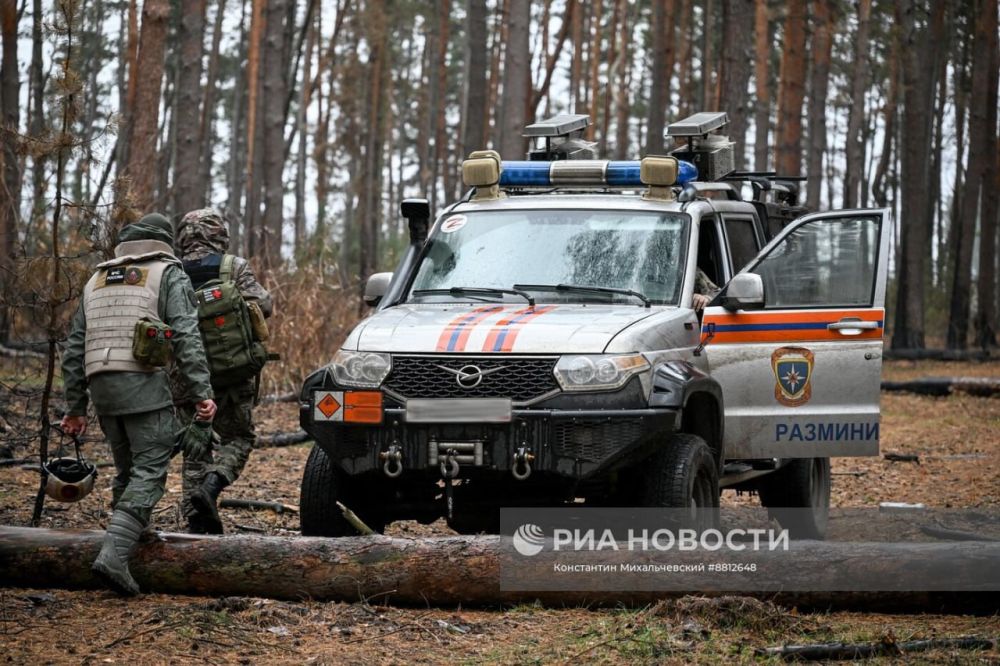 Сводный отряд разминирования МЧС России собирает и ликвидирует неразорвавшиеся кумулятивно-осколочные суббоеприпасы M77 DPICM от ракет M30 GMLRS ранней модификации, переданных из США на Украину