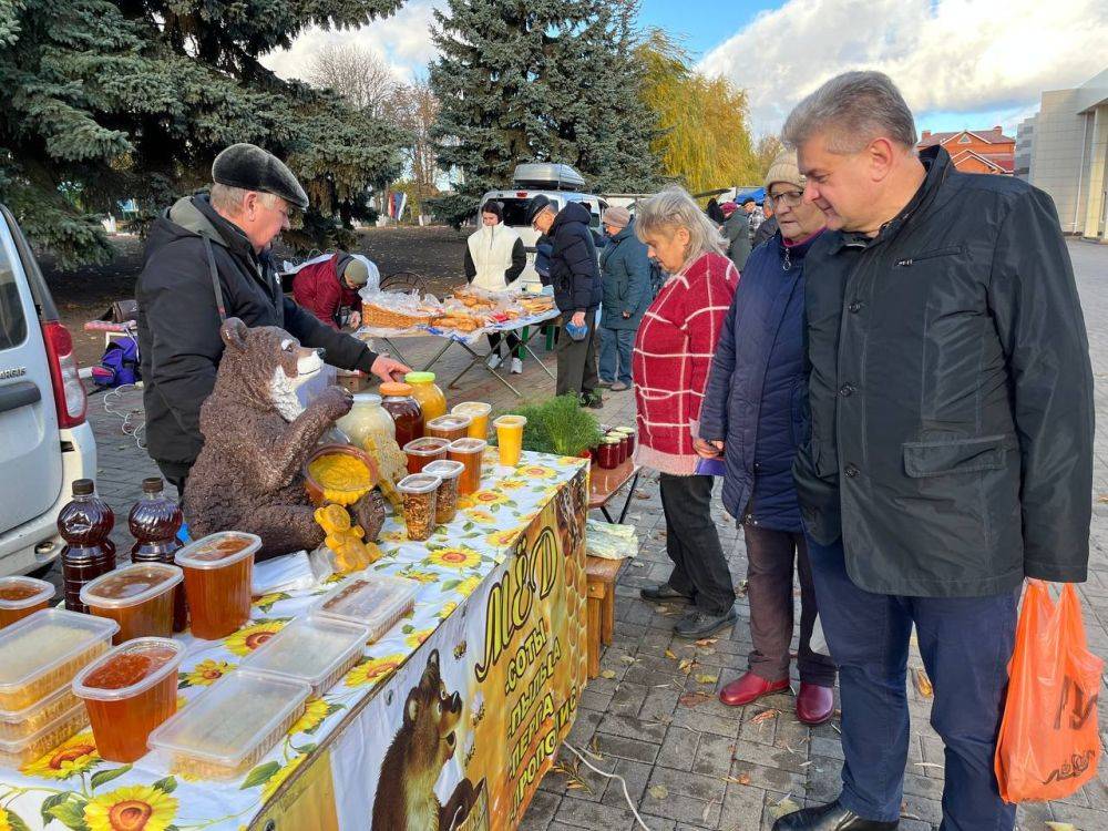 Игорь Щепин: Сегодня на центральной площади нашего поселка прошла замечательная продовольственная ярмарка, и, несмотря на осенние капризы погоды, жители пришли, чтобы поддержать местных производителей и приобрести товары