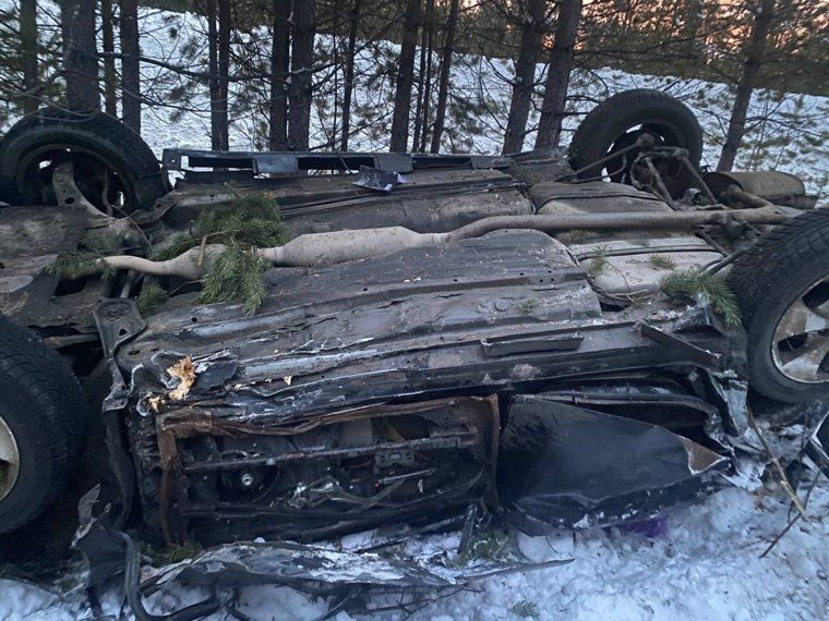 На «трассе смерти» в ЯНАО перевернулась Toyota, есть пострадавшие. Фото