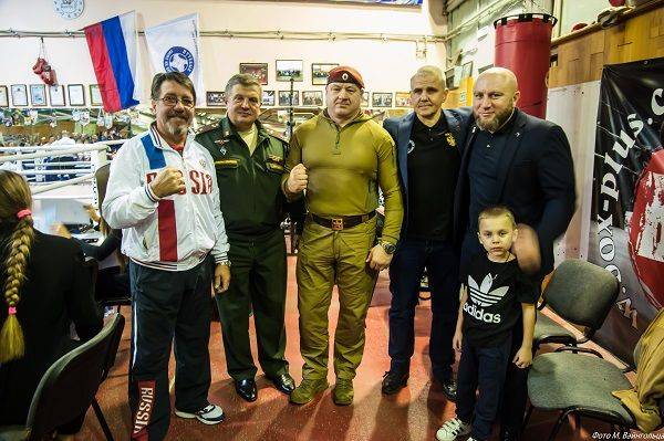 Начальник отдела специального назначения «Сокол» УФСИН России по Белгородской области Александр Мартынов стал почетным гостем детско-юношеских соревнований по кикбоксингу, посвященных Дню матери