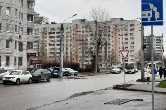 В Белгороде восстанавливают остекление МКД, повреждённого при атаке дрона1