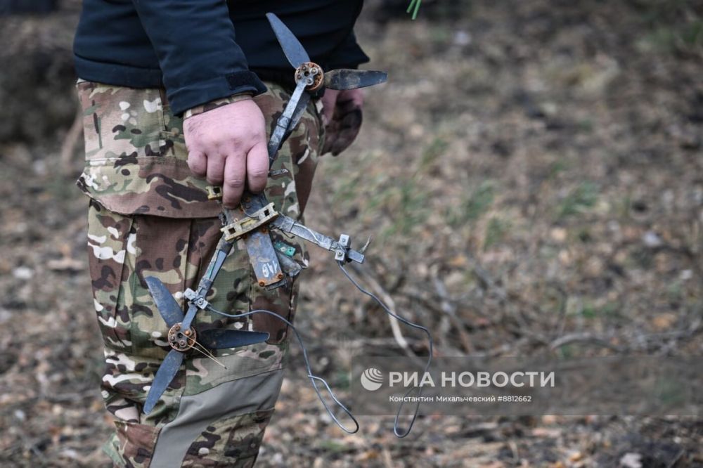 Сводный отряд разминирования МЧС России собирает и ликвидирует неразорвавшиеся кумулятивно-осколочные суббоеприпасы M77 DPICM от ракет M30 GMLRS ранней модификации, переданных из США на Украину