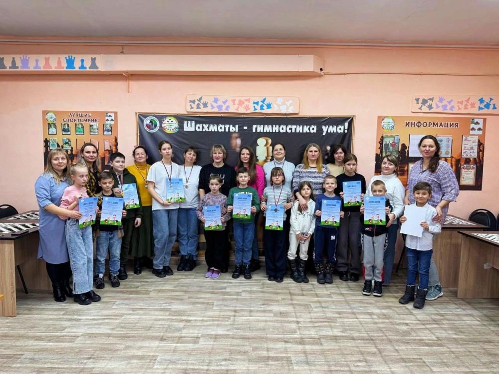 В шахматном клубе Вейделевской спортивной школы прошёл первый районный турнир по шашкам среди семейных команд, посвященный Дню матери