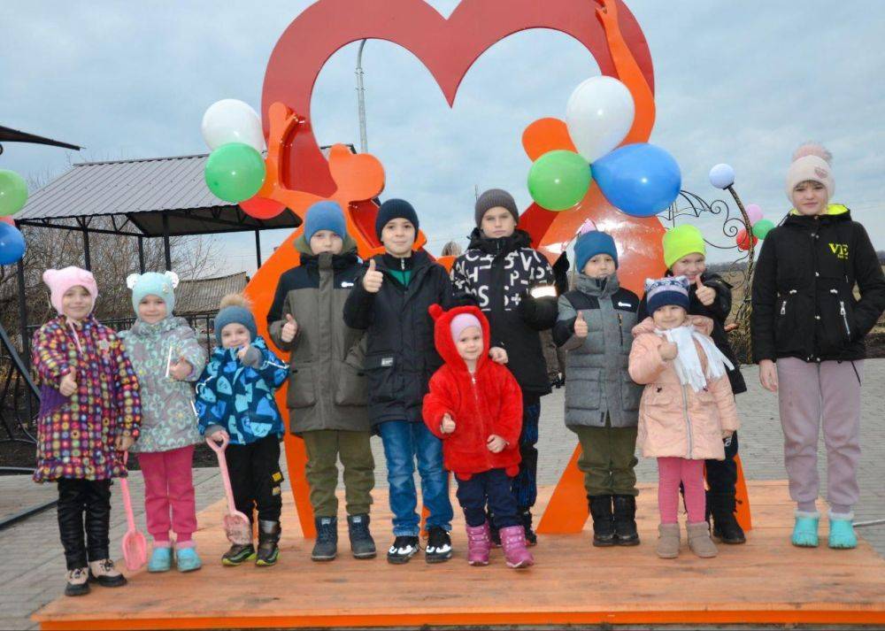 В поселке Отрадовский открылся парк семейных деревьев