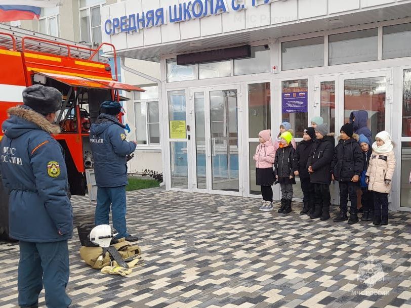 В Чернянском районе сотрудники МЧС России показали школьникам пожарную технику