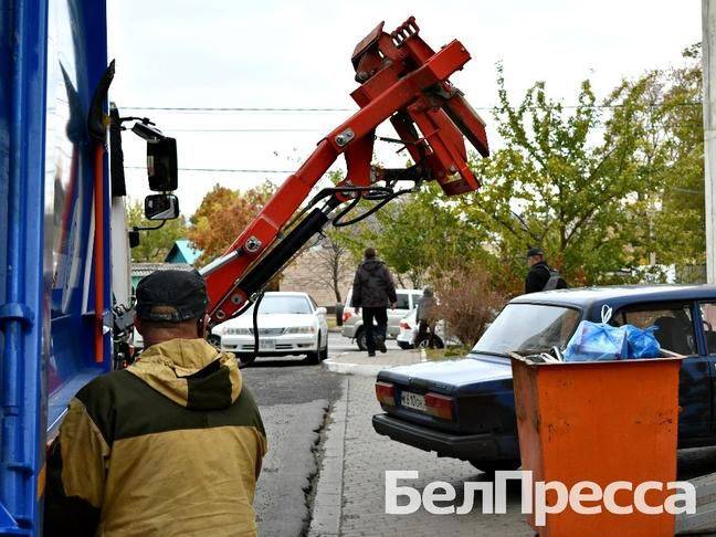 В Белгороде чрезмерно загруженные мусором площадки очищают в первую очередь