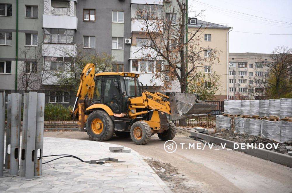 Валентин Демидов: Во время рабочего объезда города проверил, как выполняется капитальный ремонт гимназии № 5