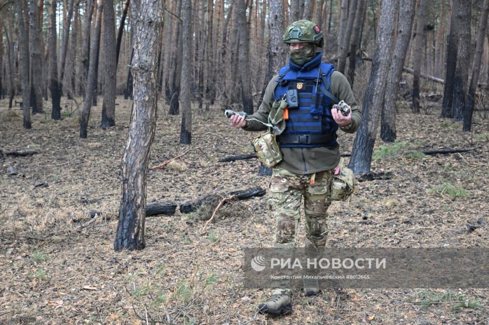 Сводный отряд разминирования МЧС России собирает и ликвидирует неразорвавшиеся кумулятивно-осколочные суббоеприпасы M77 DPICM от ракет M30 GMLRS ранней модификации, переданных из США на Украину