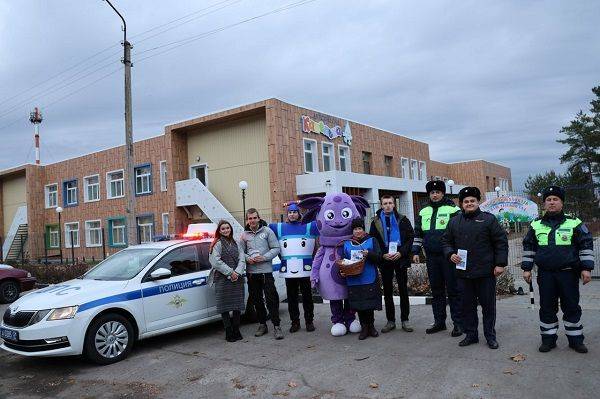 В Белгородской области автоинспекторы совместно с молодежными активистами организовали для водителей-родителей инструктажи по правилам перевозки детей