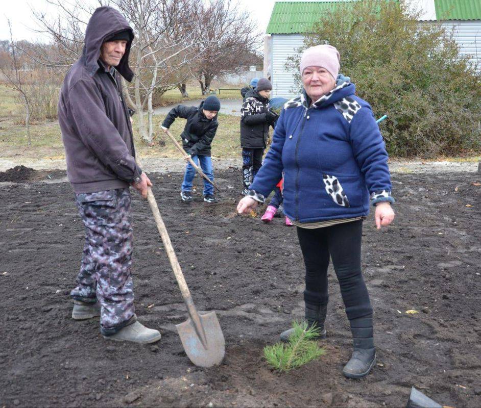 В поселке Отрадовский открылся парк семейных деревьев