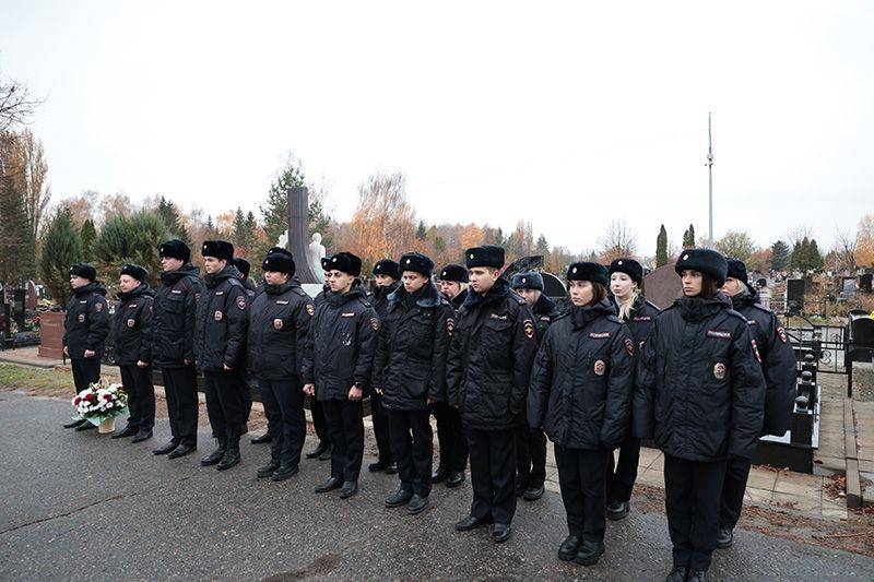 В Белгороде сотрудники и ветераны органов внутренних дел почтили память погибших при исполнении служебного долга стражей порядка