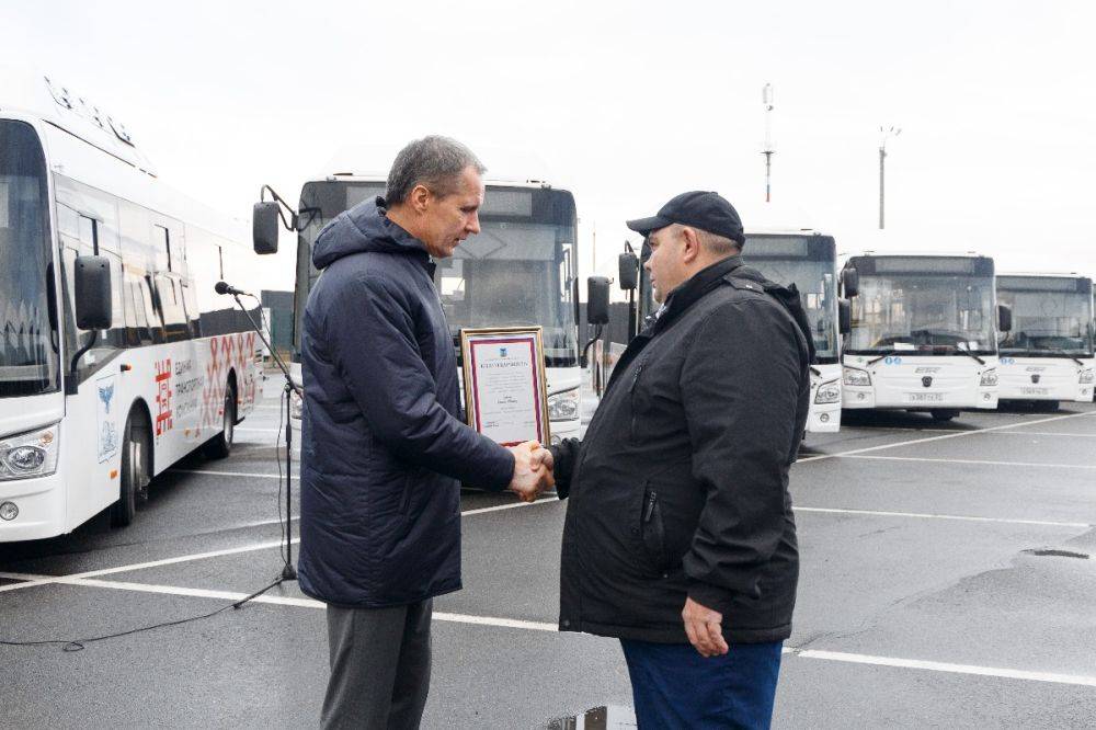 Вячеслав Гладков торжественно наградил 17 водителей автобусов