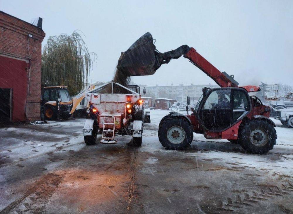 С 1 ноября на круглосуточное дежурство заступила бригада комбинированных дорожных машин предприятия МАУ «Борисовкаблагоустройство», которая при выпадении снега выходит на обработку дорог песко-соляной смесью