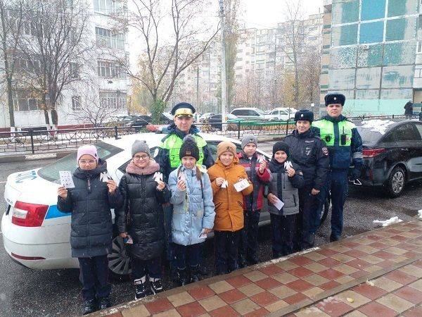 В преддверии Всемирного дня памяти жертв ДТП белгородские автоинспекторы вместе со своими помощниками напомнили водителям о важности соблюдения ПДД