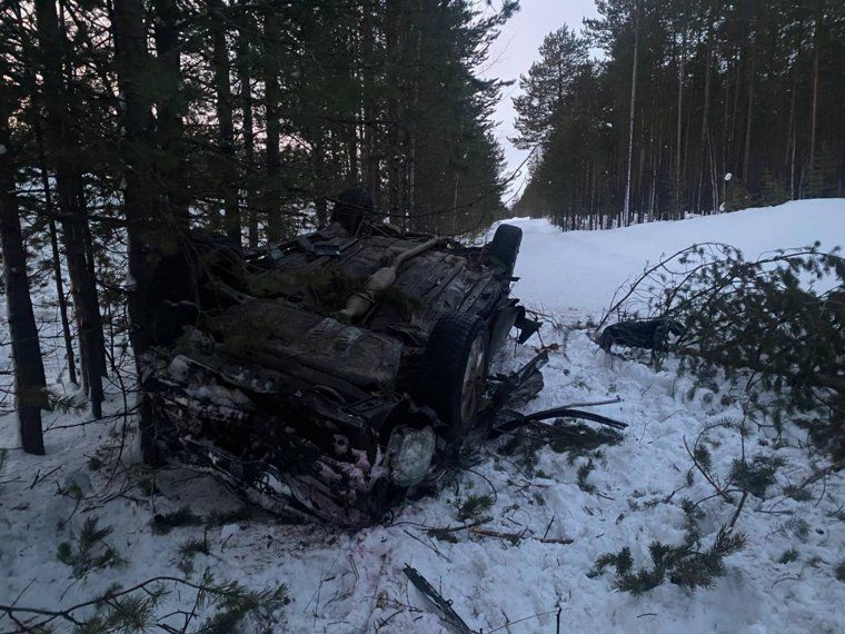 На «трассе смерти» в ЯНАО перевернулась Toyota, есть пострадавшие. Фото