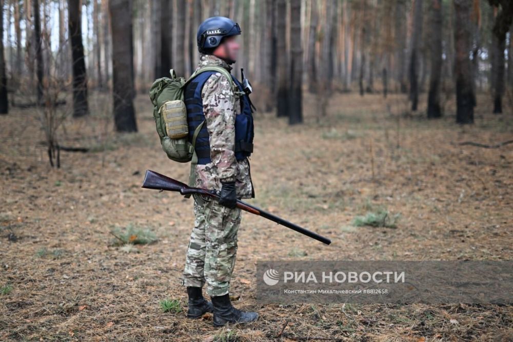 Сводный отряд разминирования МЧС России собирает и ликвидирует неразорвавшиеся кумулятивно-осколочные суббоеприпасы M77 DPICM от ракет M30 GMLRS ранней модификации, переданных из США на Украину