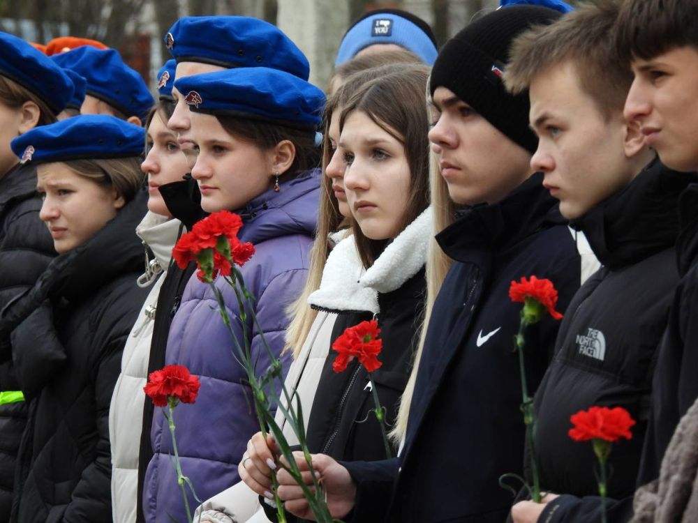 «Герои никогда не умирают, Герои в нашей памяти живут!»