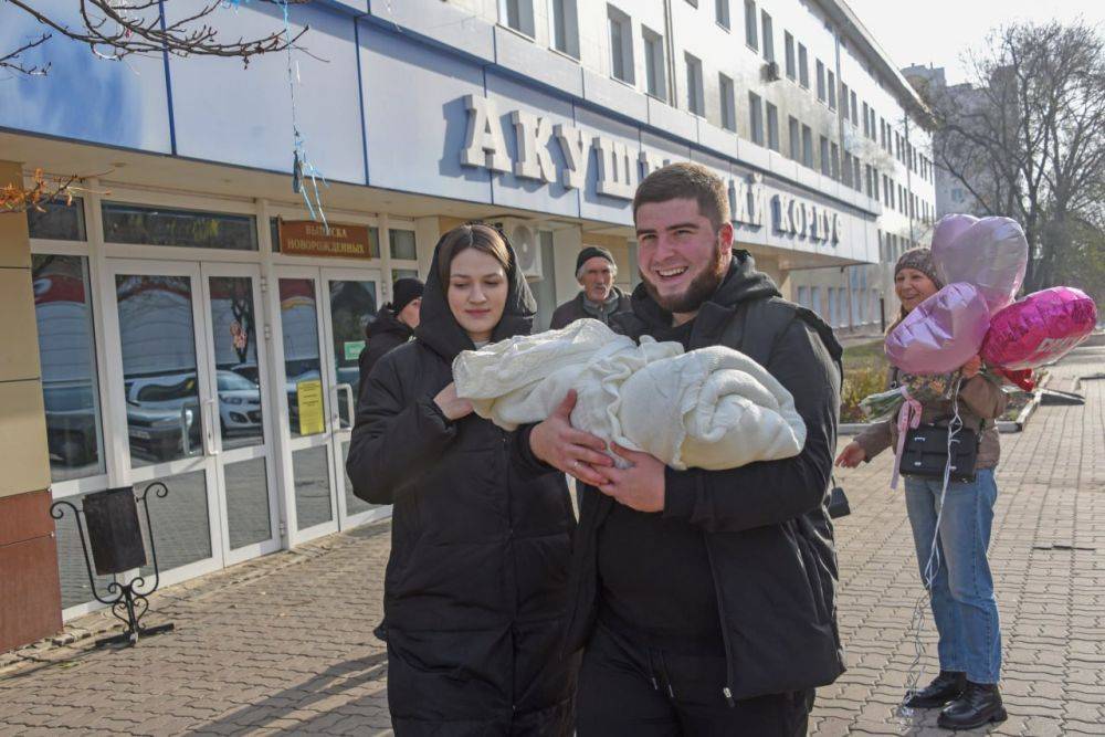 В Белгороде накануне Дня матери торжественно выписали молодых мам и малышей