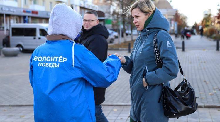 Жителям Белгорода раздали ленточки-триколоры в преддверии Дня народного единства