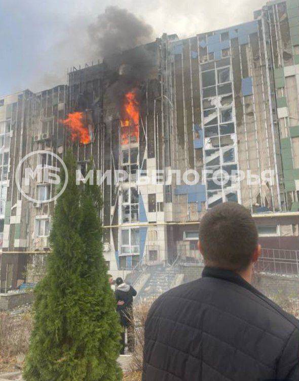 Фото с места падения беспилотника недалеко от детского сада и начальной школы на Новой жизни