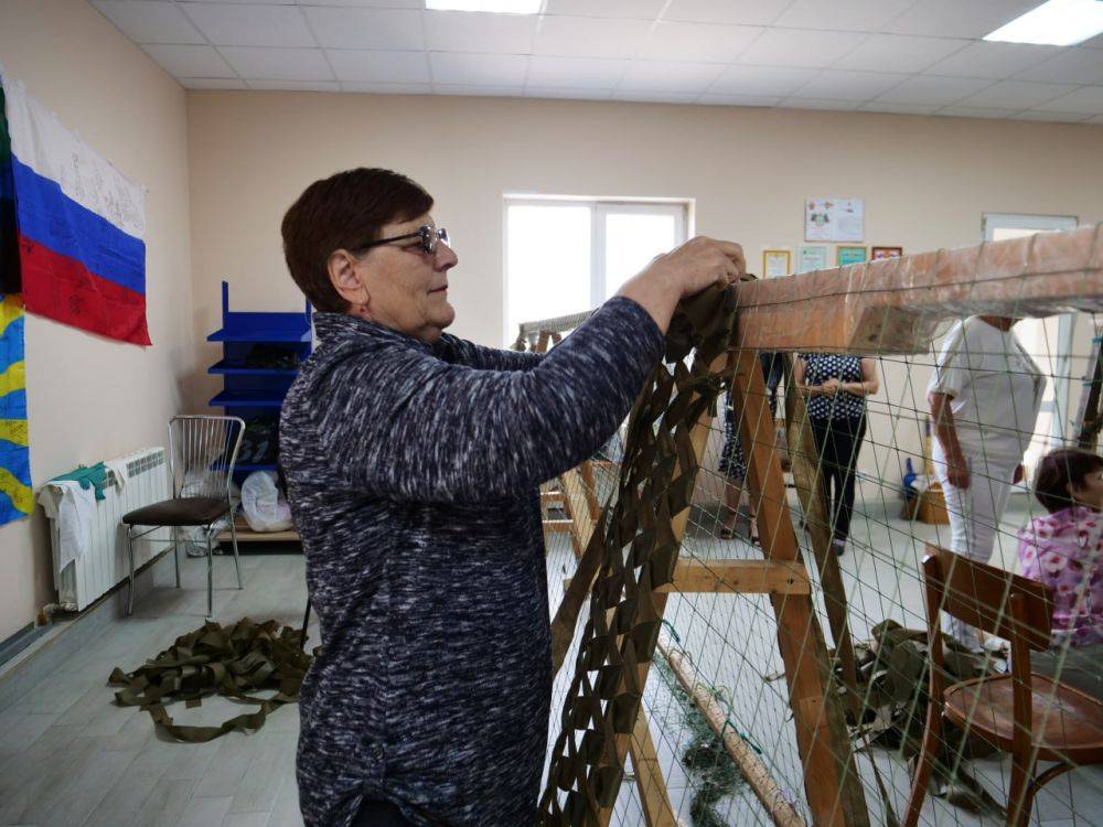 «Серебряные» волонтёры Белгородского района плетут маскировочные сети для военнослужащих