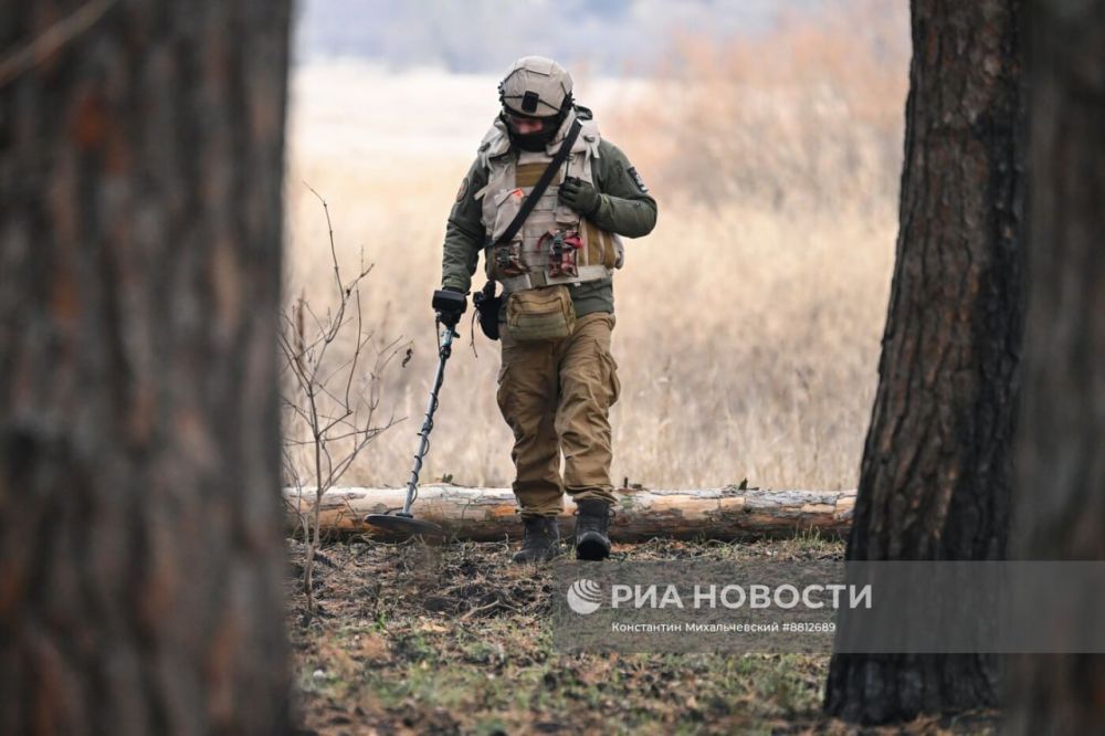 Сводный отряд разминирования МЧС России собирает и ликвидирует неразорвавшиеся кумулятивно-осколочные суббоеприпасы M77 DPICM от ракет M30 GMLRS ранней модификации, переданных из США на Украину