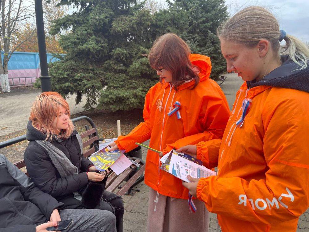 Доброе утро , друзья. В преддверии Дня народного единства волонтеры дорожной безопасности из Алексеевки вышли в профилактический рейд Они раздали участникам ленточки с российским триколором и напомнили им о соблюдении ПДД Уважаемые автомобилисты