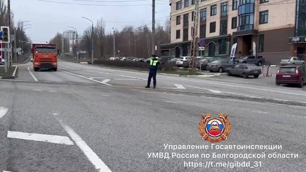 В Белгороде автоинспекторы обеспечивают безопасность дорожного движения на пересечении ул. Губкина - Костюкова, где не работает светофор