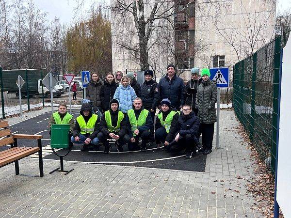 В Белгороде на новой детской автоплощадке автоинспекторы подготовили старшеклассников к наставничеству по ПДД