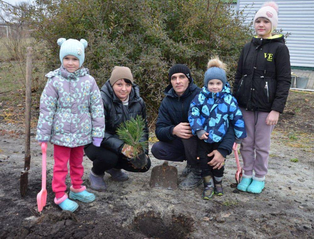 В поселке Отрадовский открылся парк семейных деревьев