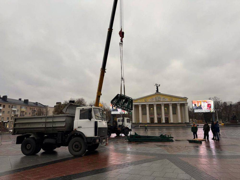 В Белгороде приступили к праздничному оформлению города к Новому году!