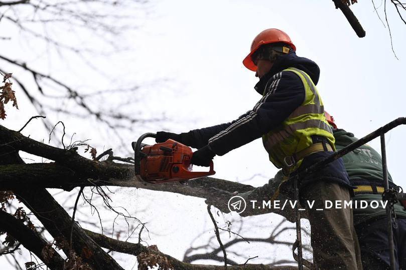 Коммунальщики устраняют последствия непогоды в Белгороде2