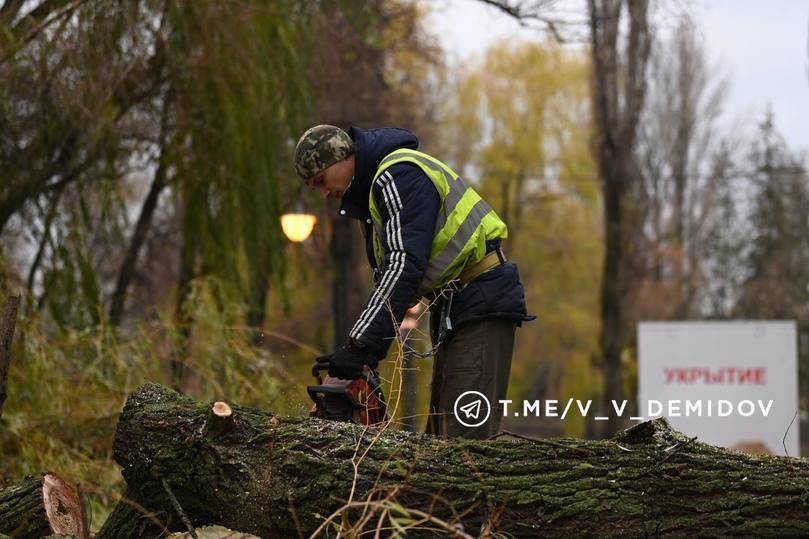 Коммунальщики устраняют последствия непогоды в Белгороде7