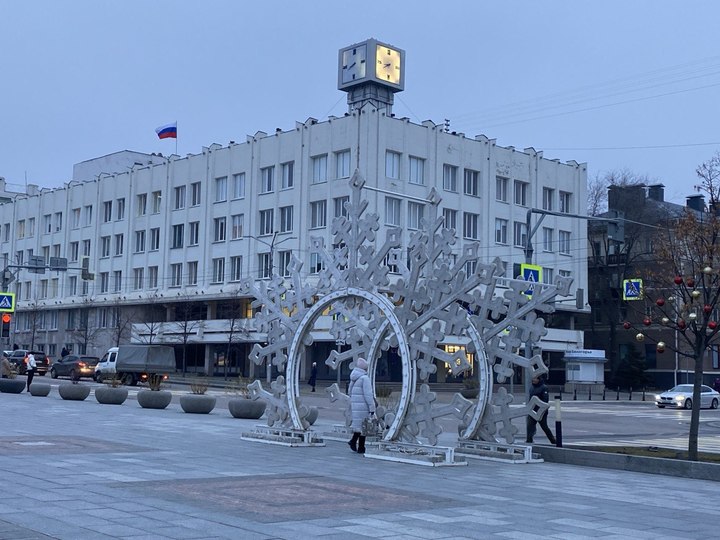 В Белгороде главную новогоднюю ель украсят 3,5 тысячи игрушек1