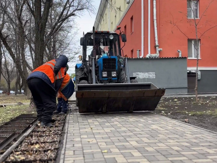 В Белгороде коммунальщики приводят в порядок ливневки перед зимой