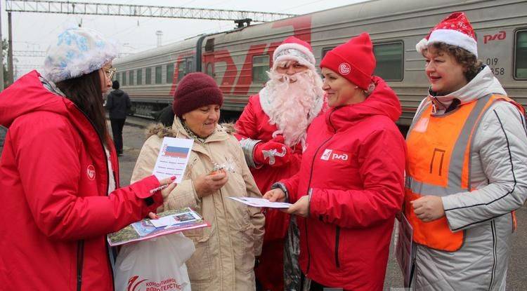 В Валуйках Дед Мороз и Снегурочка встретили пассажиров прибывающего поезда