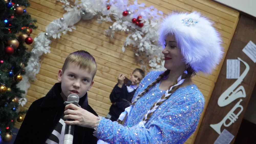 А в Центре культурного развития «Борисовский» борисовские мальчишки и девчонки продолжают заряжаться позитивом от новогоднего спектакля «Волшебная сила»!