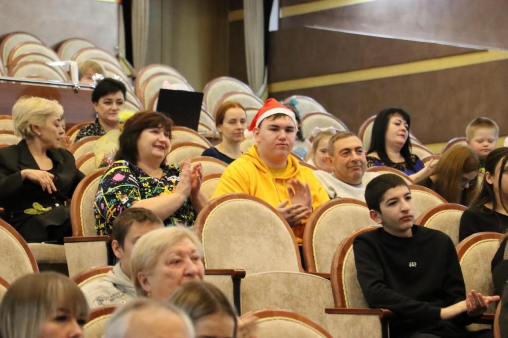 В районном Центре культурного развития прошла замечательная новогодняя партийная ёлка для детей, требующих особого внимания и заботы!