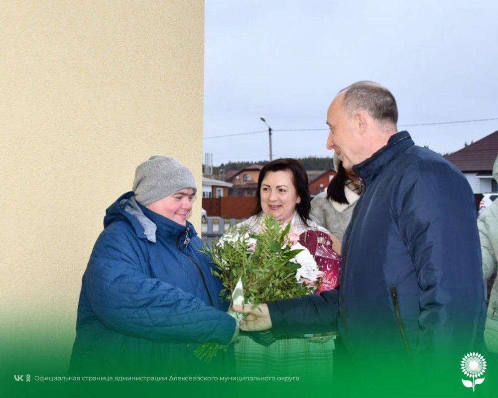 Заместитель Губернатора Белгородской области Владимир Васильевич Базаров и глава Алексеевского муниципального округа Светлана Васильевна Халеева вручили ключи от долгожданного жилья трём юношам из категории дети-сироты и...