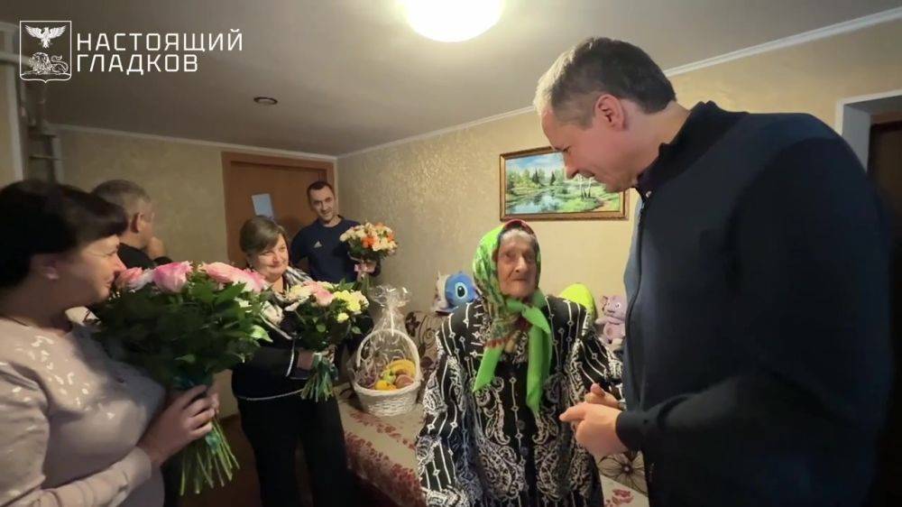 Вячеслав Гладков навестил 102-летнюю жительницу Шебекинского округа