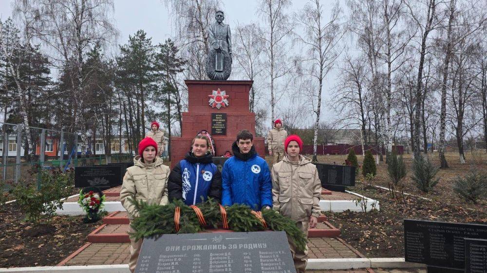 Сегодня, в День неизвестного солдата у мемориалов возлагают цветы к Вечному огню, отдавая дань памяти всем павшим за мир и свободу нашей Родины