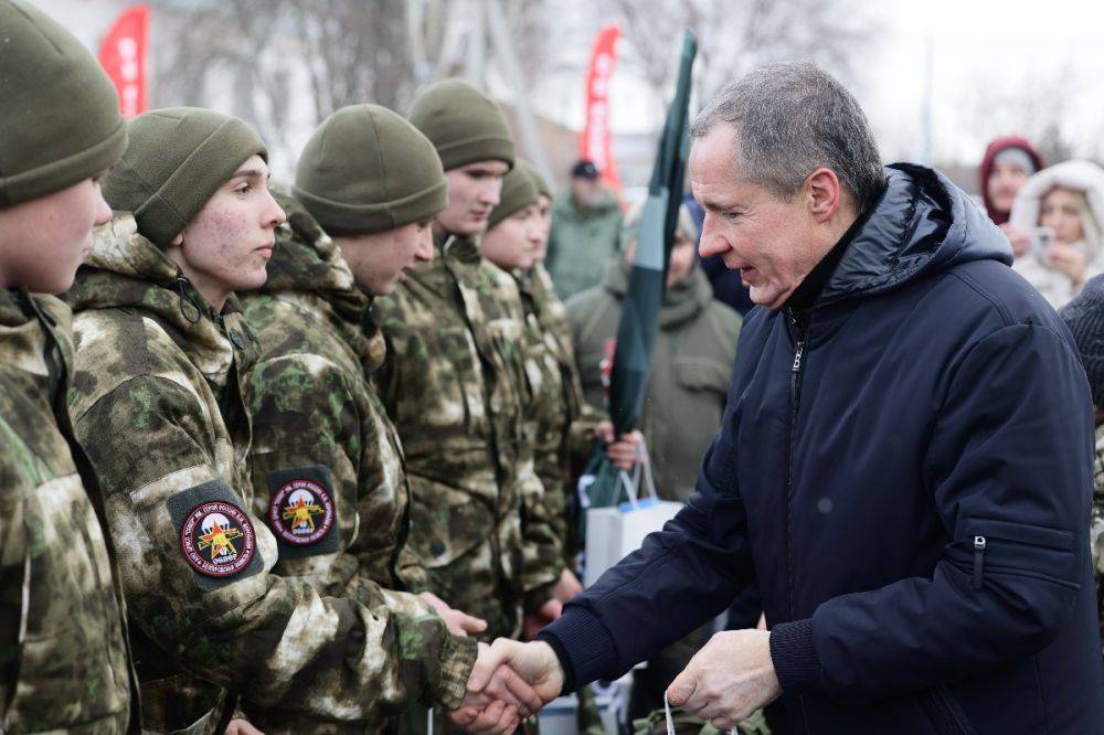 Вячеслав Гладков и Артур Орлов наградили победителей регионального зимнего этапа Всероссийской военно-спортивной игры «Зарница 2.0»