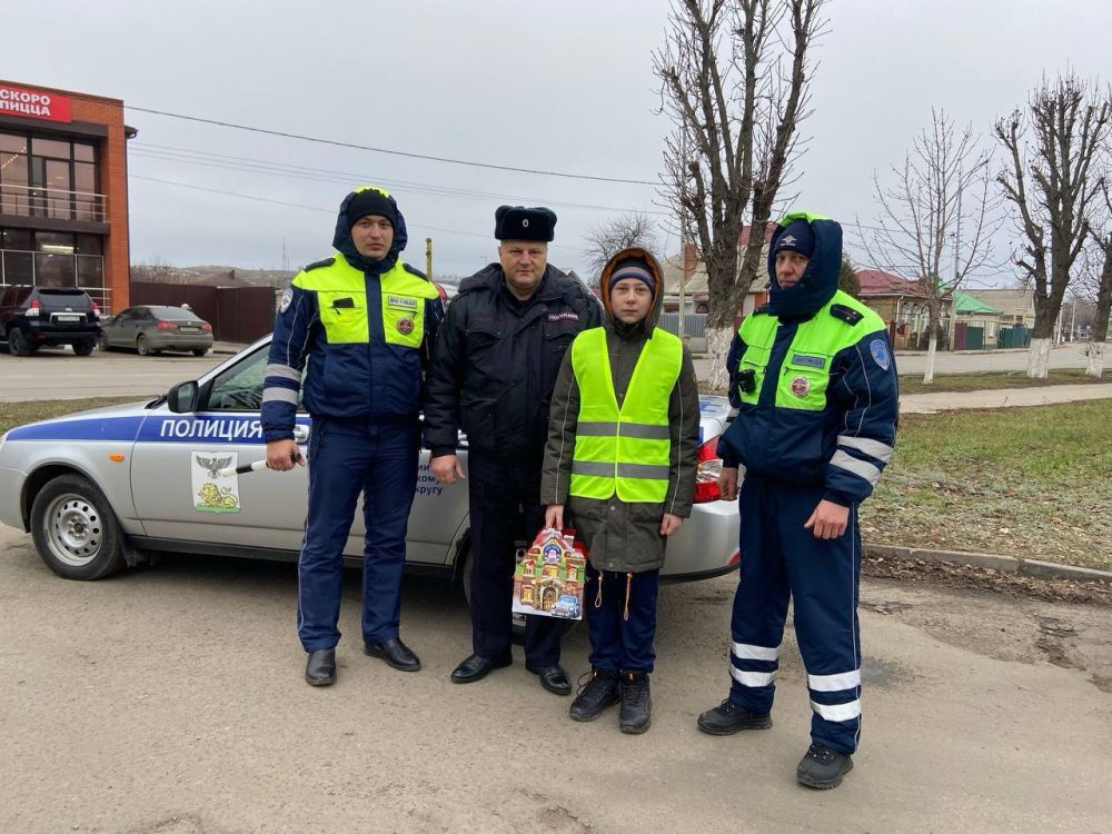 Белгородские автоинспекторы исполнили мечту 12-летнего Саши из Алексеевки «побывать в роли сотрудника ГАИ»