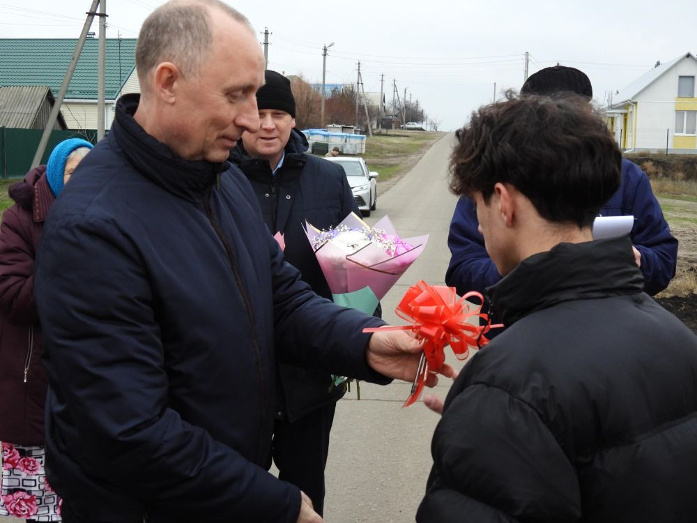 Накануне Нового года прошла торжественная церемония вручения ключей от дома детям, оставшимся без попечения родителей