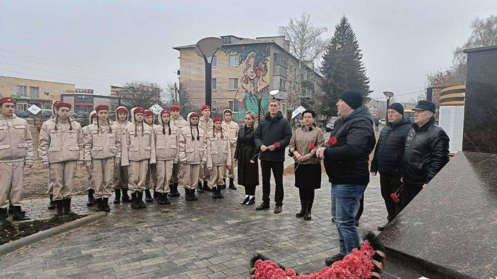 Сегодня, в День неизвестного солдата у мемориалов возлагают цветы к Вечному огню, отдавая дань памяти всем павшим за мир и свободу нашей Родины