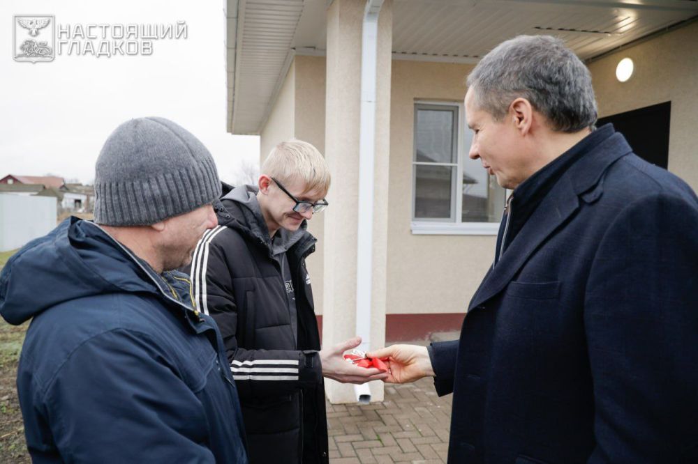 Вячеслав Гладков вручил ключи от нового жилья детям-сиротам Чернянского района