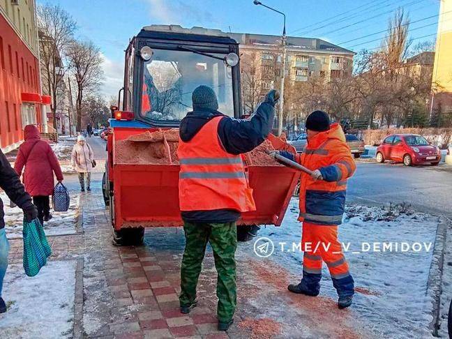 В Белгороде за день израсходовали более 365 тонн песко-соляной смеси и 30 тонн соли